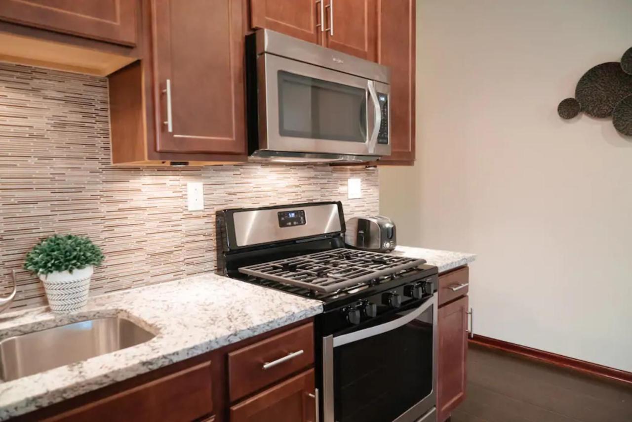 2Br Airy & Tidy Apt With Free Covered Parking - Central Modern Chicago Buitenkant foto