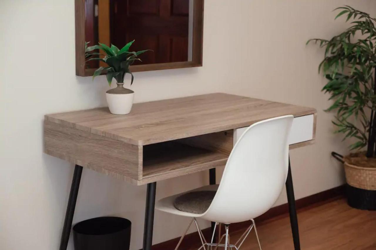 2Br Airy & Tidy Apt With Free Covered Parking - Central Modern Chicago Buitenkant foto