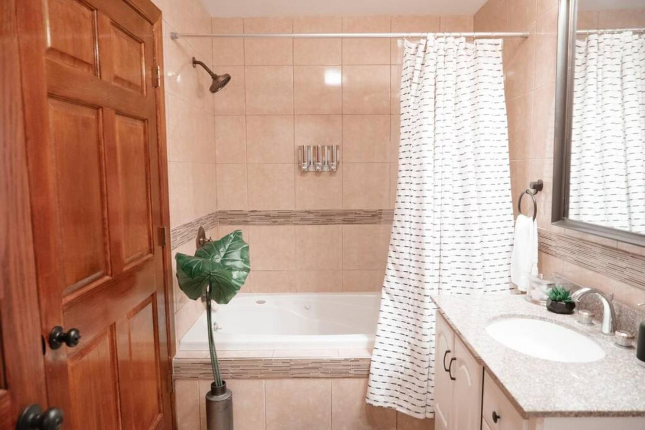 2Br Airy & Tidy Apt With Free Covered Parking - Central Modern Chicago Buitenkant foto