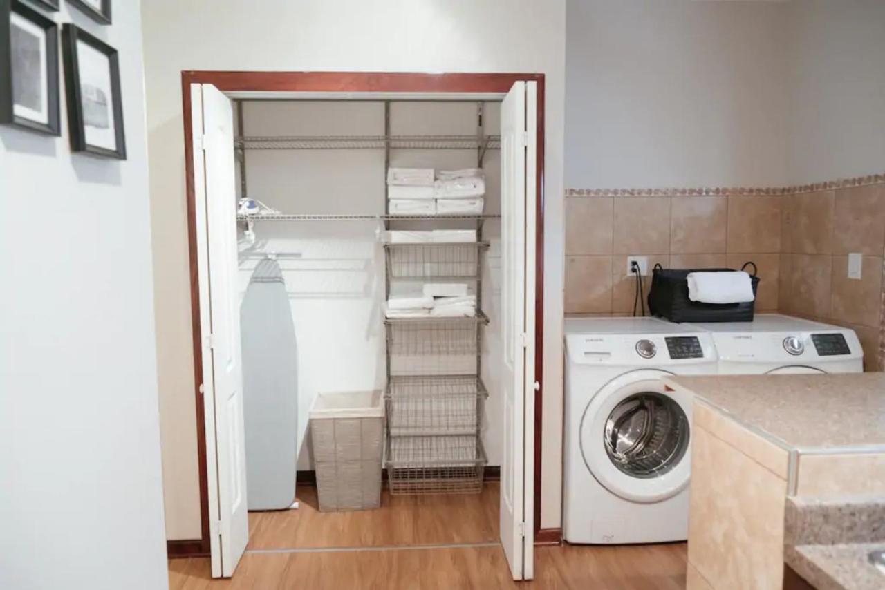 2Br Airy & Tidy Apt With Free Covered Parking - Central Modern Chicago Buitenkant foto