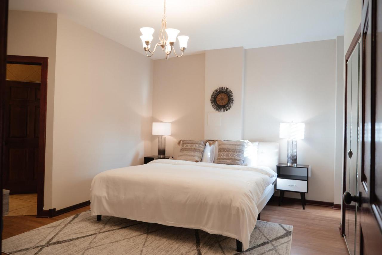 2Br Airy & Tidy Apt With Free Covered Parking - Central Modern Chicago Buitenkant foto