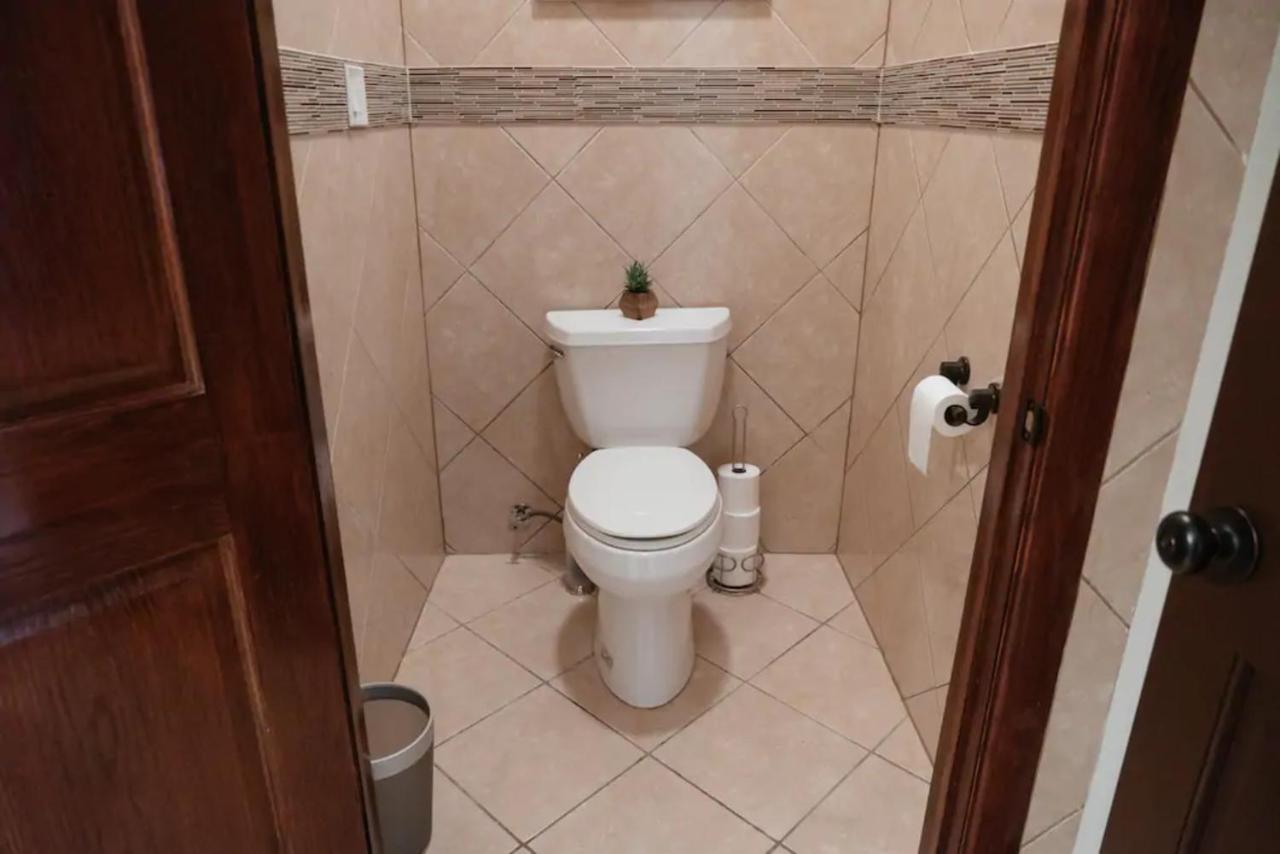 2Br Airy & Tidy Apt With Free Covered Parking - Central Modern Chicago Buitenkant foto